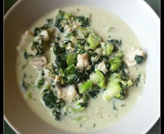Fisksoppa med vitlöksfräst spenat och broccoli