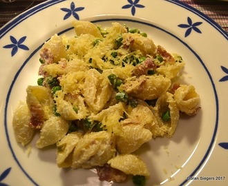 Pasta med bacon, färskost och ärtor