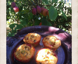 DUBBELT I PLOMMON - PLOMMONMUFFINS MED PISTAGECRUMBLE OCH PLOMMONKOMPOTT MED VANILJ OCH LIME