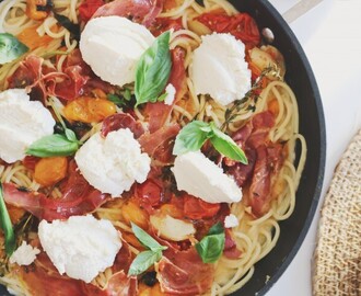 Vitlök och ört rostad tomat pasta med prosciutto och ricotta