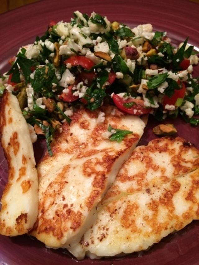 Blomkålstabbouleh med halloumi