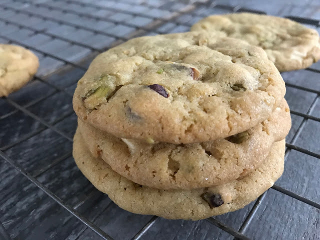 Pistage och vit choklad cookie