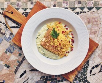 Sesampanerad tofu med purjolökspuré och majs-couscous