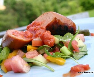 Grillad korv och en syrlig melonsallad med basilka