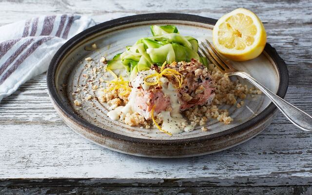 Nötpanerad lax med zucchinitagliatelle