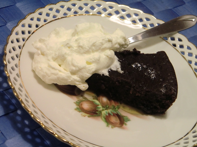 Glutenfri kladdkaka med mörk choklad, kokosblomssocker, råsirap och svarta mullbär