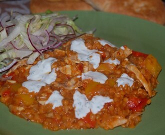 Currygryta med röda linser och svalkande myntayoghurt