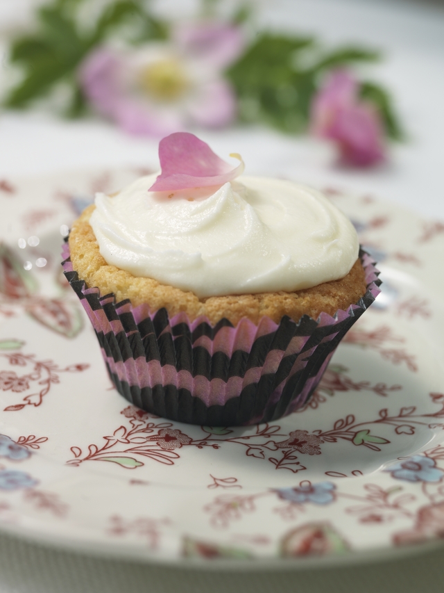 Svartvinbärscupcake med rosenblad