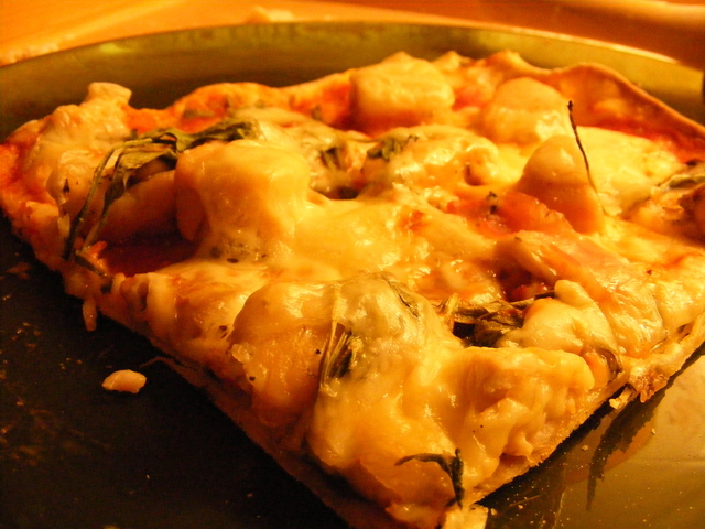Pizza med kyckling och ruccola