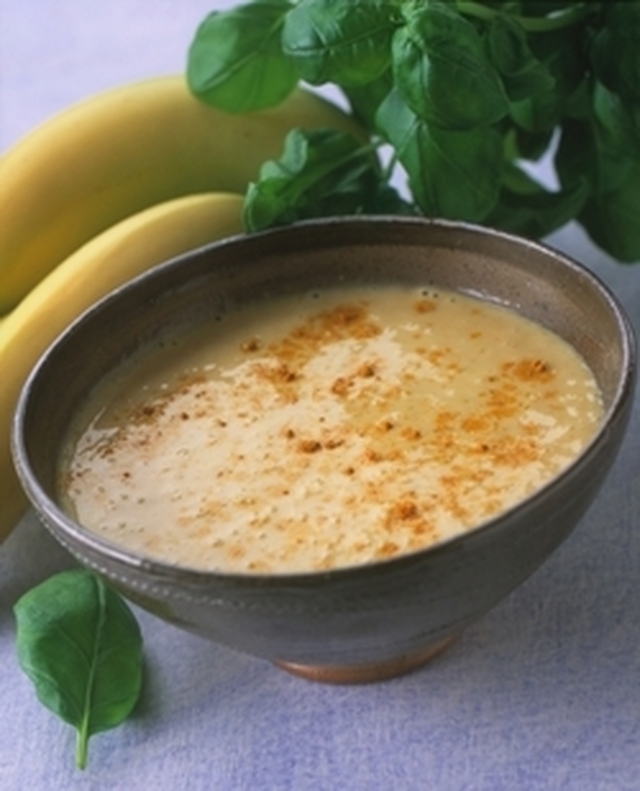 Kall yoghurtsås med banan och curry