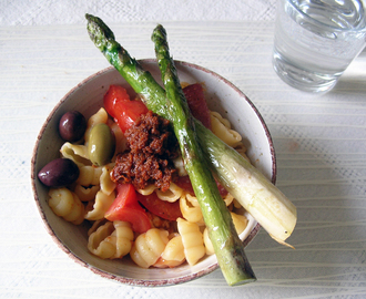 Enkel pasta med sparris, oliver och creme av soltorkade tomater