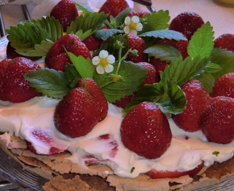 Chokladpavlova med jordgubbar, smetanagrädde och ananascurd