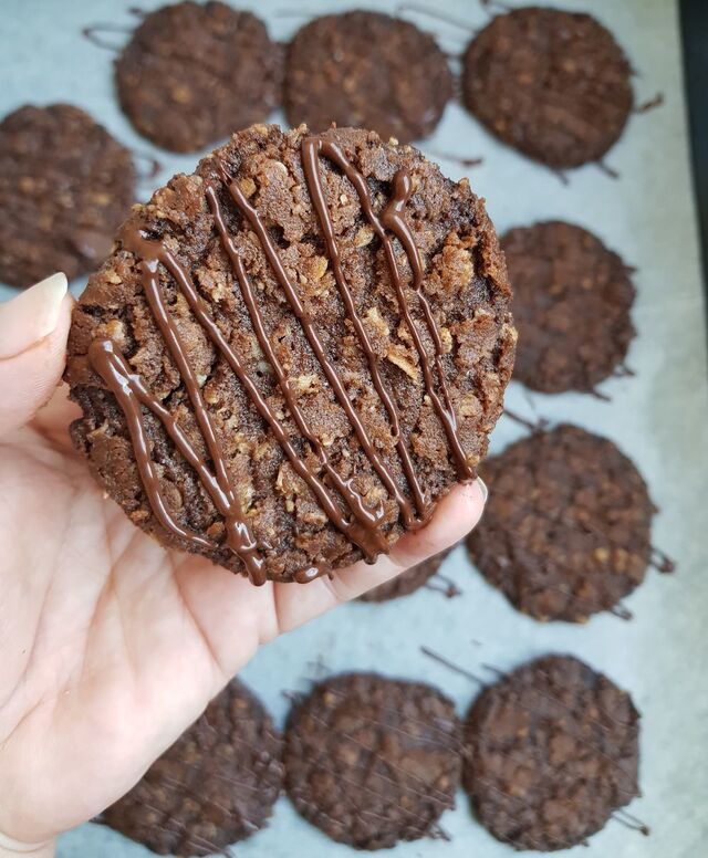 Choklad havrekakor med chokladbitar.