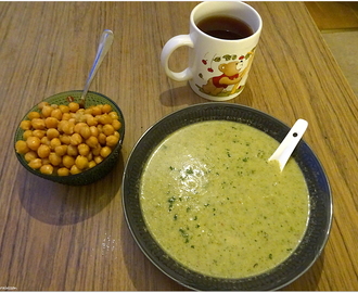 Broccolisoppa med tofu och rostade kikärter