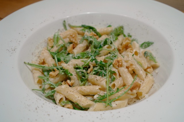 Pasta med ostsås och ruccola