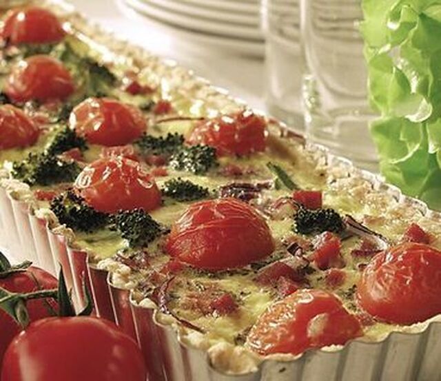Tomatpaj med salami och broccoli