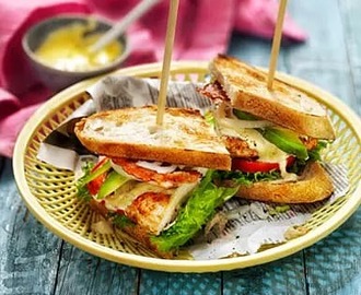 Club sandwich med avocado och currydressing