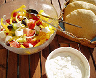 Grekisk sallad, tzatsiki och pizzabröd