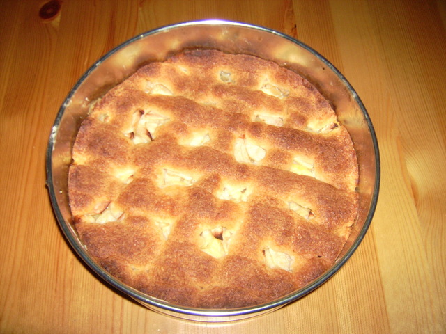 Äppelkaka med vaniljfyllning.