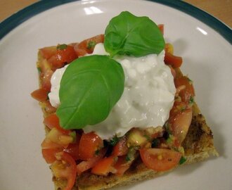 Tomatbrushetta med ädelostkräm