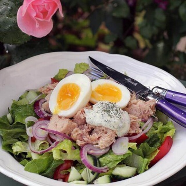 Tonfisksallad med ägg och dillcrème