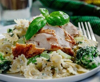 Krämig kycklingpasta i ricottasås och broccoli