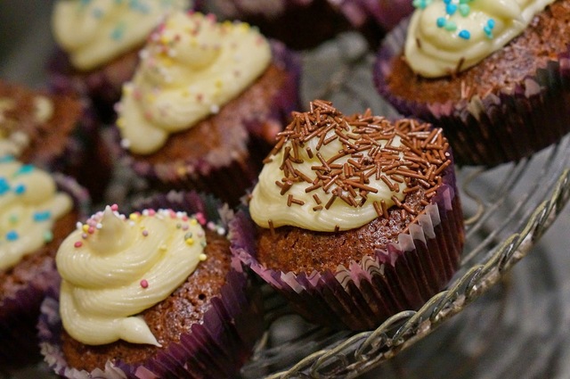 Chokladcupcakes med chokladfyllning och  apelsinfrosting