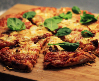 Pizza med fetaost och soltorkade tomater
