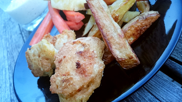 Märtas kök : Chicken nuggets, pommes och honung&curry-dipp!