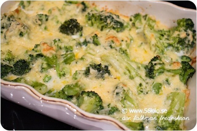 Ostgratinerad lax med broccoligratäng