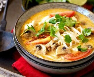 Röd curry- och kokossoppa med torsk och risnudlar - recept