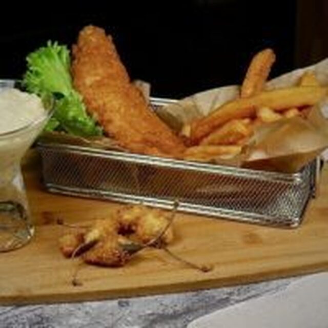 Fish and Chips med tartarsås och friterad cocktailkapris