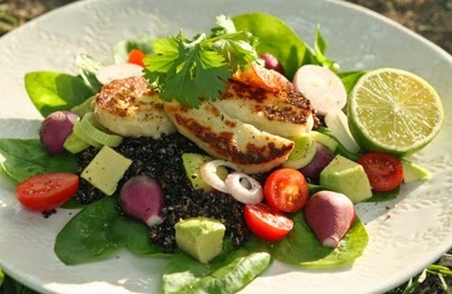 Quinoasallad med frasstekt halloumi och limedressing