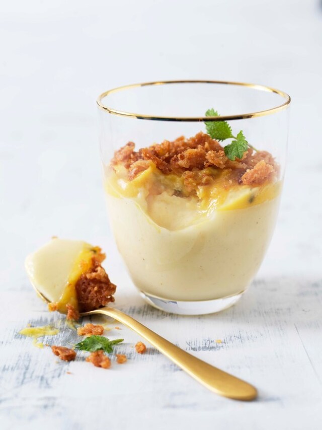 Vit choklad pannacotta med passionsfrukt & kokosflarn