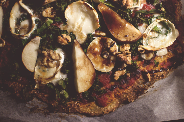 En pizza att kalla matporr: med päron, getost och valnötter - och rödbetshummus