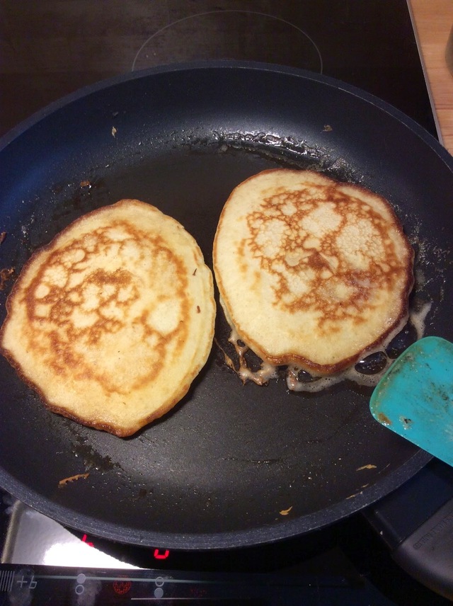 Pancakes av handbankad kärnmjölk.