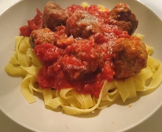Lättgjorda italienska köttbullar smaksatta med parmesan, citron och persilja och en krämig tomatsås till det.