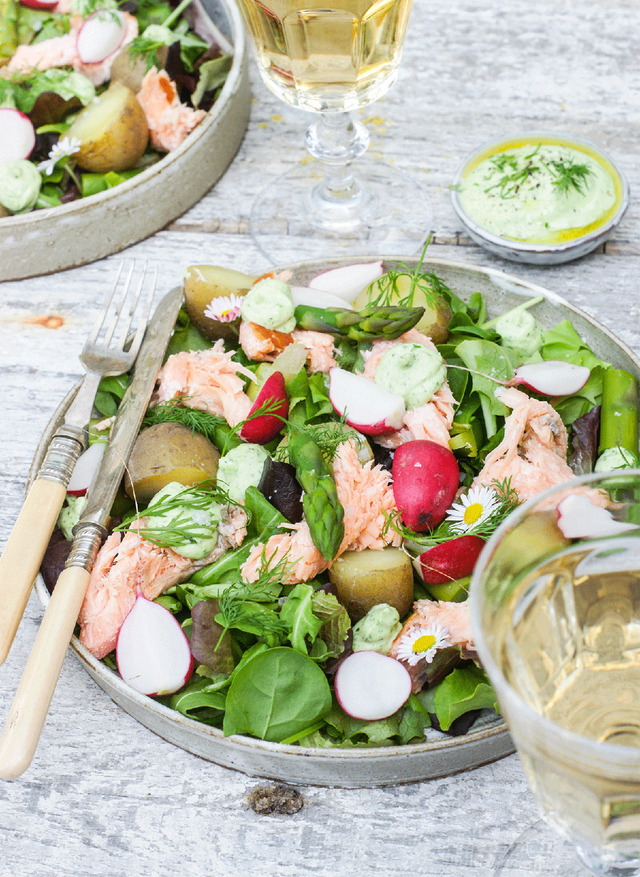 Enkel och god sallad med varmrökt lax, potatis, sparris och örtkräm