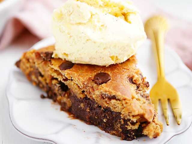 Chocolate chip cookie cake med inbakad kladdkaka