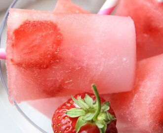 Isglass med rabarber och jordgubbar