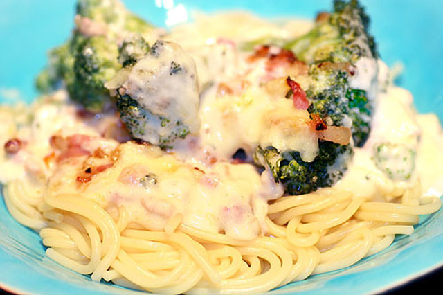 Ostgratinerad broccoli med knaperstekt fläsk, servera med spagetti eller som LCHF