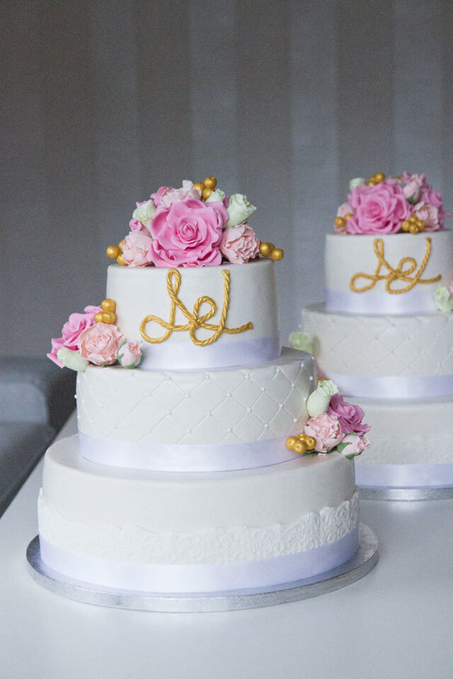 Bröllopstårtor i guld, rosa och grönt