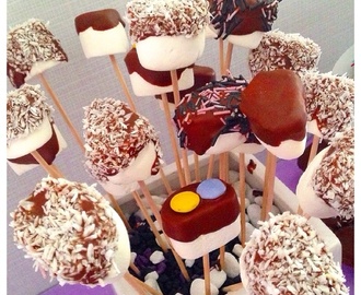 Chokladdoppade marshmallowklubbor