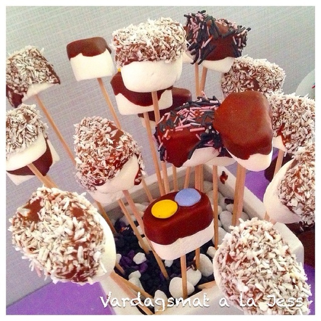 Chokladdoppade marshmallowklubbor