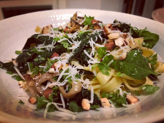 Pasta med svartkål, ostronskivling, parmesan & rostad mandel.