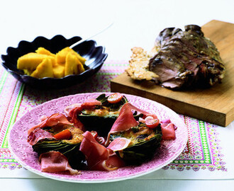 Saltbakad lammstek med polenta & svartvinbärssås