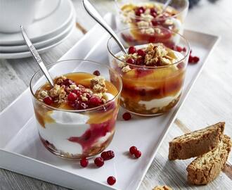 Trifle med lingon och salt kolasås