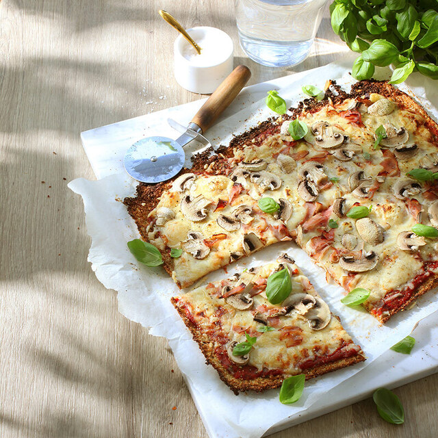 Blomkålspizza med skinka och svamp