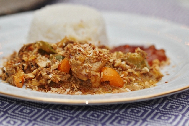 Curry- och kardemummakryddad fläskfilégryta med nötfärs, paprika och tre goda tillbehör
