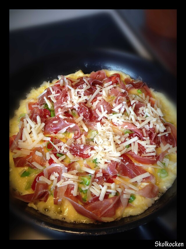 Öppen omelett med lufttorkad skinka och färskriven parmesan